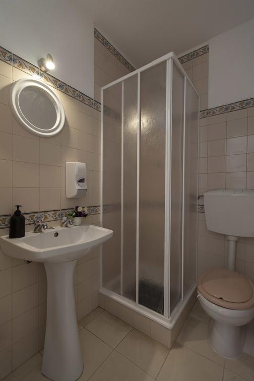 Guest House First Floor Lagos Esterno foto